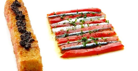 Анчоусы и сладкий перец, маринованные в оливковом масле с перцем, поджаренный хлеб с томатной водой и тапенадом