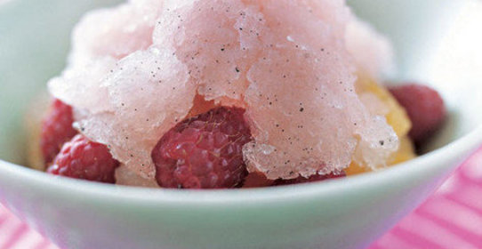 Ванильно-грейпфрутовое мороженое гранита со свежими ягодами