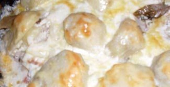 Картофельные грибы, тушеные с мясом, под сливочно-сырным соусом