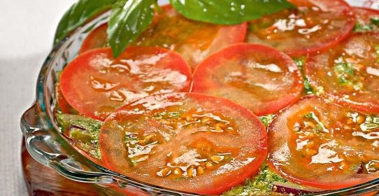 Салат из помидоров с песто