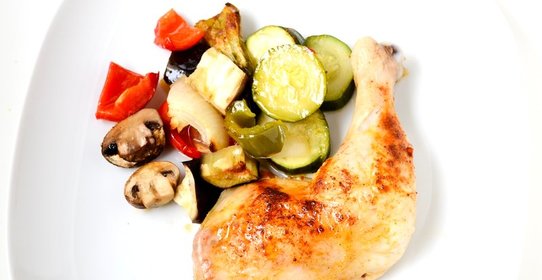 Курица, запеченная с овощами в духовке