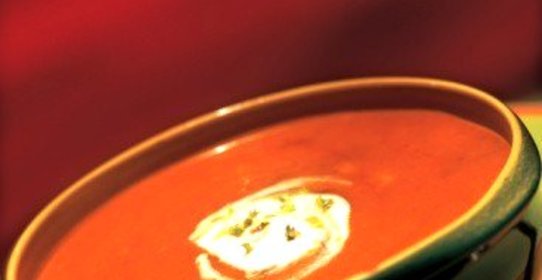 Томатный суп-пюре со сметаной и песто