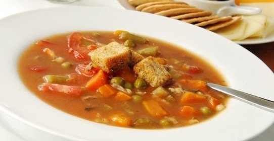 Гороховый суп с говядиной и томатами