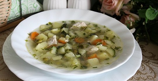 Куриный суп с цукини и зеленым горошком