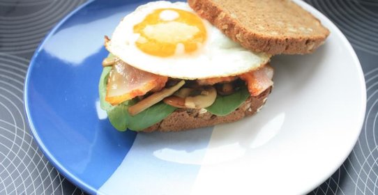 Сэндвич с яйцом, беконом и грибами