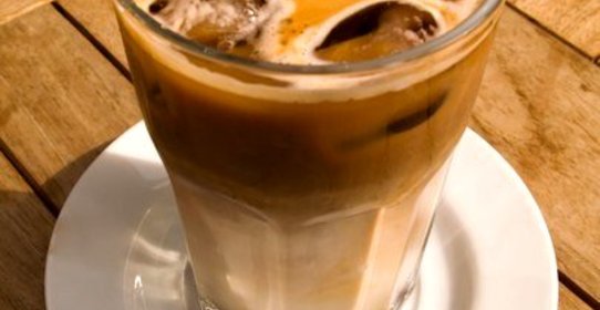 Ледяной кофе с имбирем и корицей