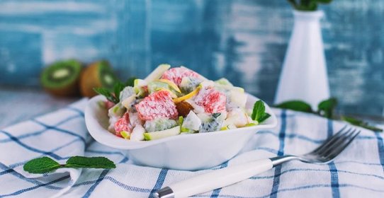 Зимний фруктовый салат с йогуртом