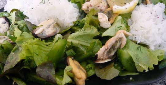 Зеленый салат с мидиями и гребешками
