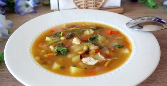 Куриный суп с овощами и мелкой пастой