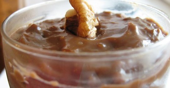 Пудинг из темного шоколада с орехами