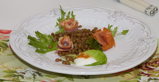 Салат из чечевицы с копченым лососем и беконом