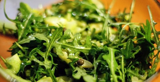Зеленый салат с каперсами