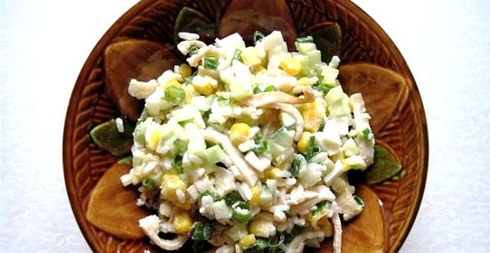 Салат с кальмарами и кукурузой