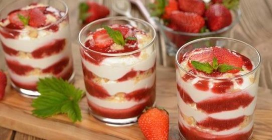 Десерт с ягодами и сыром маскарпоне