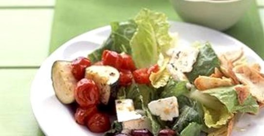 Греческий салат с цуккини и помидорами