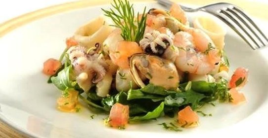 Салат морепродукты с авокадо