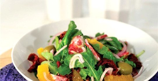 Салат из рукколы с оливками, вялеными томатами и салями