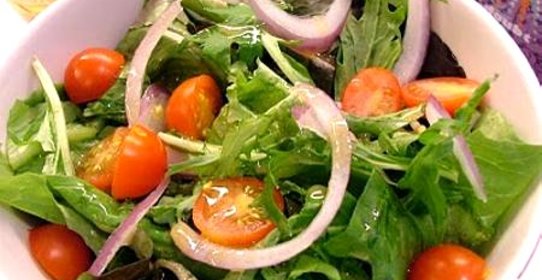Летний салат с заправкой из пармезана