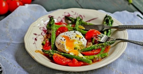 Теплый салат со спаржей и яйцом-пашот