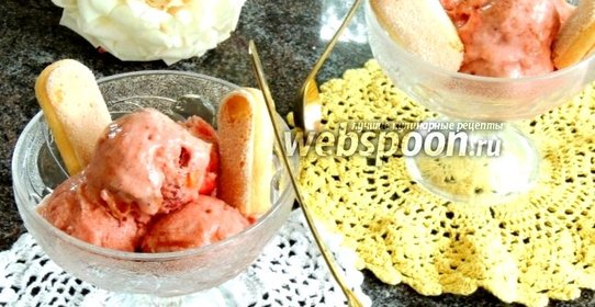 Клубнично-ревенное йогуртное мороженое