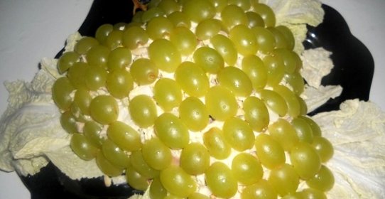 Салат Ожерелье с виноградом