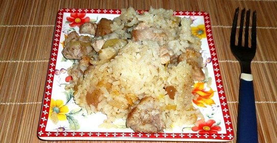 Рисовая каша с жареным луком и свининой