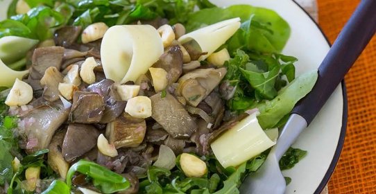 Теплый грибной салат с фундуком и пекорино