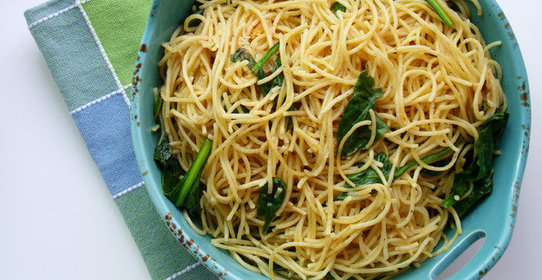 Спагетти с шпинатом и чесноком