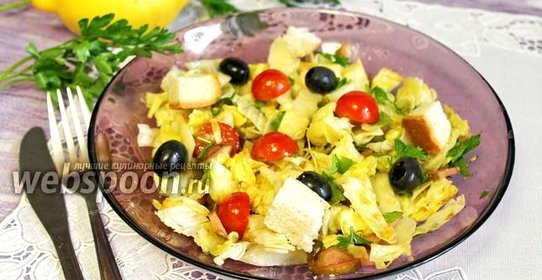 Сочный салат с маслинами, сыром и сухариками