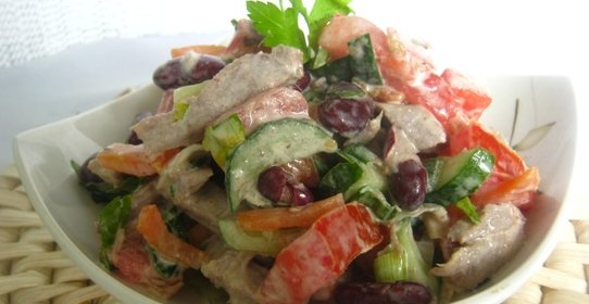 Салат с языком, фасолью и овощами