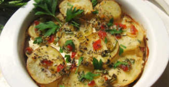 Картофельная запеканка с рикоттой, болгарским перцем и травами