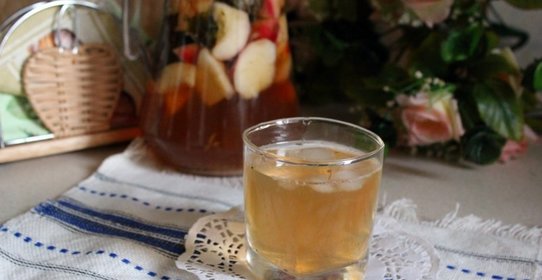 Холодный чай с персиками, нектаринами и мятой