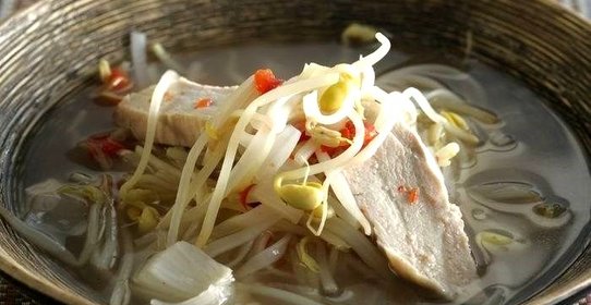 Куриный суп с рисовой лапшой и имбирем в азиатском стиле