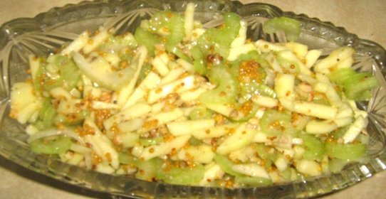 Салат из сельдерея и яблок с горчичным винегретом