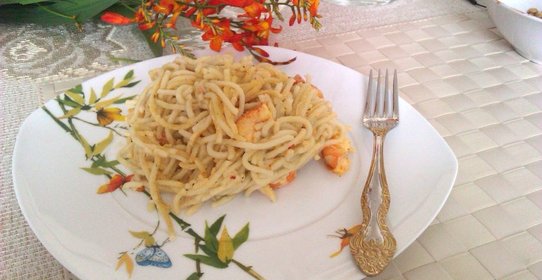 Спагетти с креветками в сметанном соусе