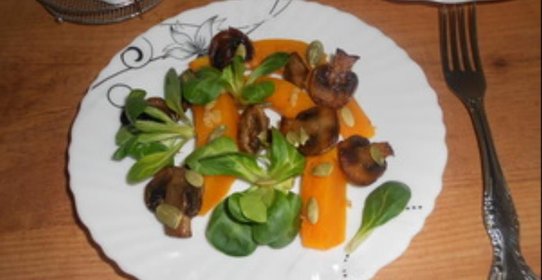 Пикантный салат с грибами и тыквой