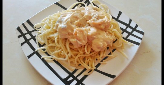 Спагетти в сливочном соусе с креветками