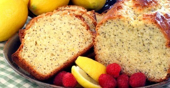 Лимонный пирог с маком и малиновым соусом