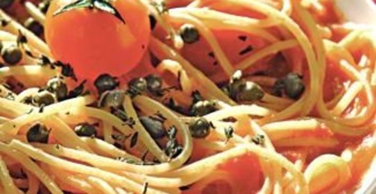 Спагетти с томатным соусом, тимьяном и каперсами