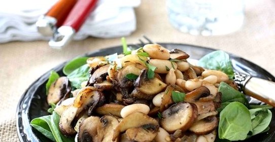 Постный салат с грибами и фасолью