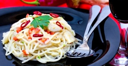 Спагетти в сливочном соусе с белыми грибами и сладким перцем