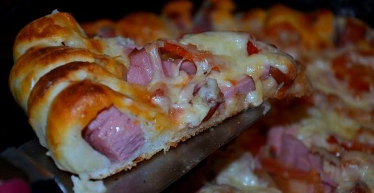 Пицца со вкусным ажурным краешком