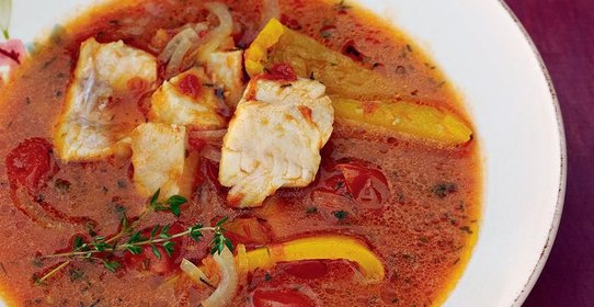 Рыбный суп с помидорами и сладким перцем