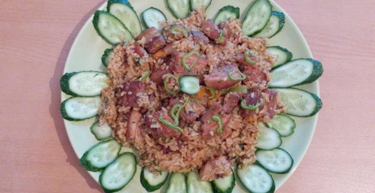 Плов из круглозерного риса со свиной грудинкой и овощами