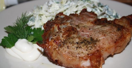 Ароматный свиной антрекот с хрустящим овощным салатом