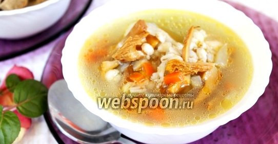 Куриный суп с солёными лисичками и перловкой
