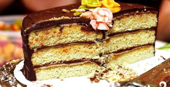 Фисташковый торт с марципаном и шоколадной глазурью
