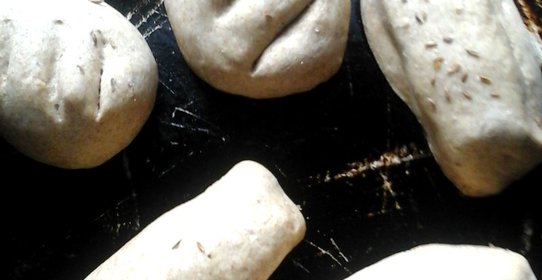 Деревенские ароматные ржаные-пшеничные булочки с изюмом, грецкими орехами, злаками