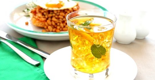 Холодный зеленый чай с лимоном и мятой