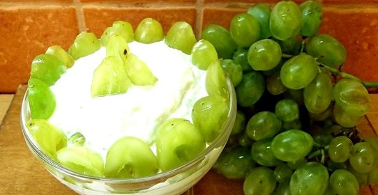 Творожный десерт с грушей и виноградом